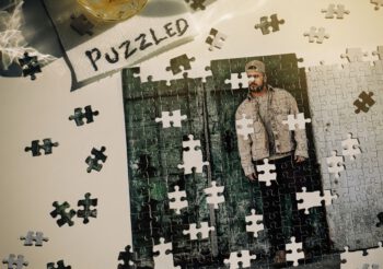 DYLAN SCHNEIDER – KÜNDIGT SEIN DEBÜTALBUM PUZZLED AN